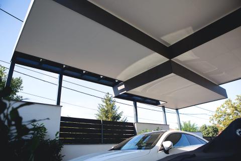 Egyedi design elemekkel tervezett dupla autóbeálló-11