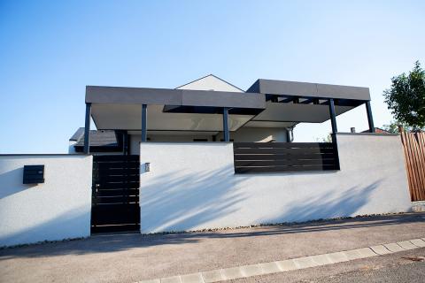 Egyedi design elemekkel tervezett dupla autóbeálló-14