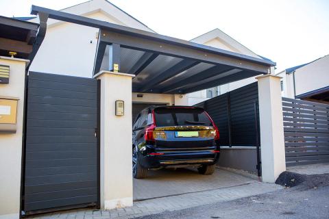 Deluxe egyedi kocsibeálló üregkamrás polikarbonát tetővel