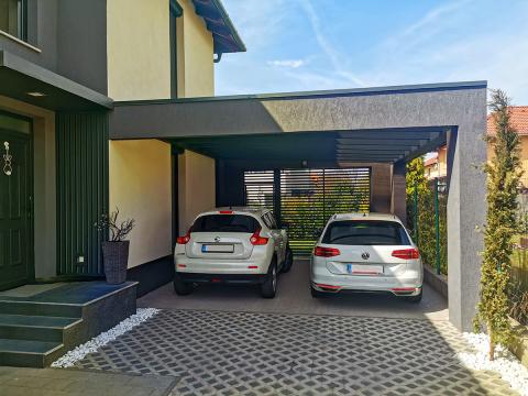 Egyedi dupla vakolt kocsibeallo polikarbonat fedes fa lecezessel oldalzaras 01