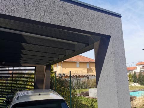 Egyedi dupla vakolt kocsibeallo polikarbonat fedes fa lecezessel oldalzaras 02