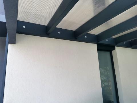 Egyedi dupla vakolt kocsibeallo polikarbonat fedes fa lecezessel oldalzaras 03