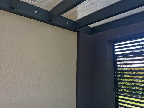 Egyedi dupla vakolt kocsibeallo polikarbonat fedes fa lecezessel oldalzaras 04