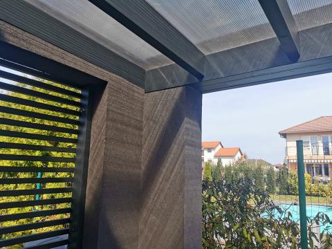 Vakolt kocsibeálló, megerősített polikarbonát fedéssel