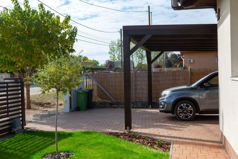 Egyedi fa kocsibeallo fa szerkezetes kocsibeallo dupla kocsibeallo autobeallo polikarbonat teto felkorives csatorna deluxe building 05