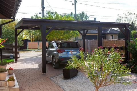 Egyedi fa kocsibeallo fa szerkezetes kocsibeallo dupla kocsibeallo autobeallo polikarbonat teto felkorives csatorna deluxe building 11