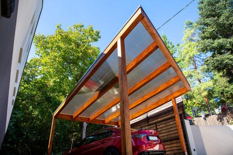 Egyedi fa kocsibeálló polikarbonát tetővel, 100% UV-védelemmel