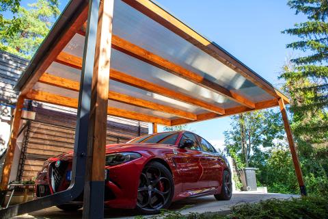 Egyedi fa kocsibeálló polikarbonát tetővel, 100% UV-védelemmel