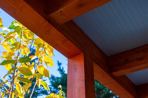 Egyedi kocsibeallo fa koszibeallo dupla kocsibeallo fa szerkezetes autobeallo szendvicspanel teto negyzetes csatorna deluxe building kocsibeallo epites 04