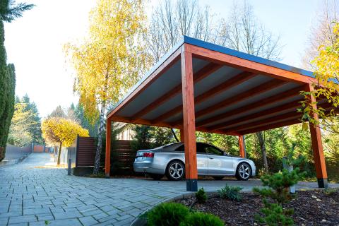 Egyedi kocsibeallo fa koszibeallo dupla kocsibeallo fa szerkezetes autobeallo szendvicspanel teto negyzetes csatorna deluxe building kocsibeallo epites 06