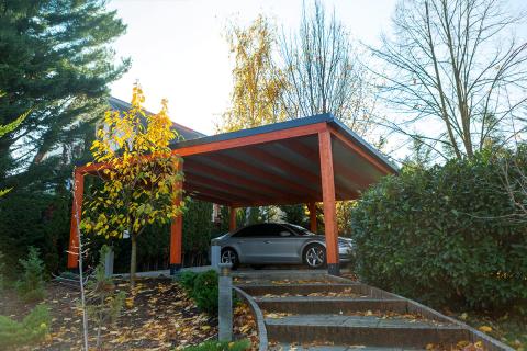 Egyedi kocsibeallo fa koszibeallo dupla kocsibeallo fa szerkezetes autobeallo szendvicspanel teto negyzetes csatorna deluxe building kocsibeallo epites 08