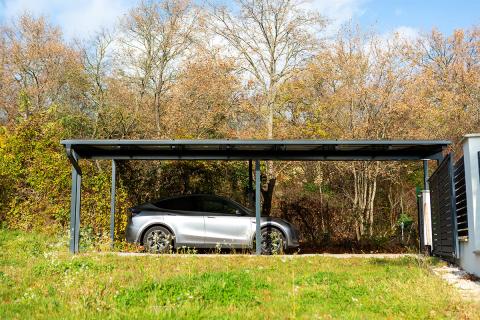 Egyedi kocsibeallo napelemes kocsibeallo dupla kocsibeallo autobeallo epites aluminium szerkezet deluxe building 07