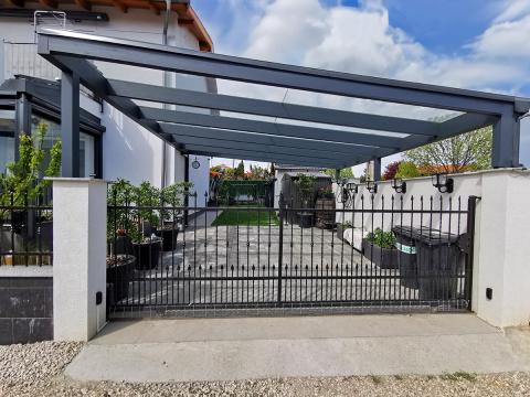 Egyedi modern uvegfedesu kocsibeallo fa szerkezetu 01