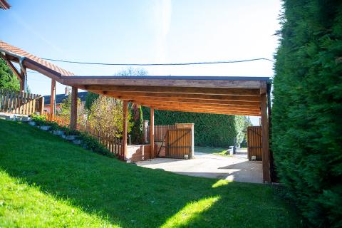 Napelemmel fedett, dupla kocsibeálló, fa szerkezettel 14