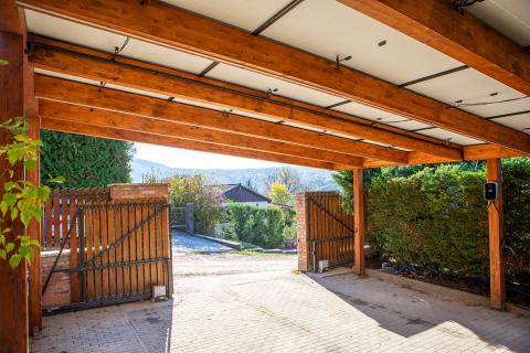 Napelemmel fedett, dupla kocsibeálló, fa szerkezettel 08