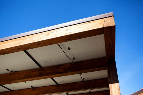 Napelemmel fedett, dupla kocsibeálló, fa szerkezettel 10