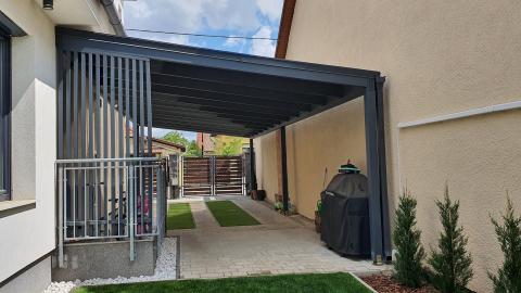 Falhoz rögzített, ragasztott fa szerkezetű polikarbonát fedésű kocsibeálló 03