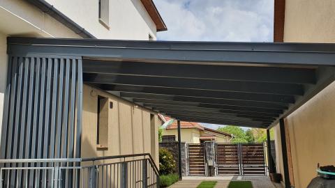 Falhoz rögzített, ragasztott fa szerkezetű polikarbonát fedésű kocsibeálló 04