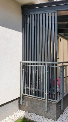 Falhoz rögzített, ragasztott fa szerkezetű polikarbonát fedésű kocsibeálló 04