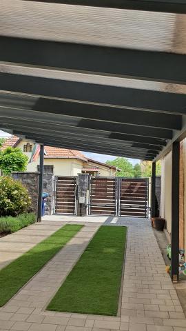 Falhoz rögzített, ragasztott fa szerkezetű polikarbonát fedésű kocsibeálló 06