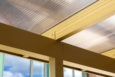 Fedett parkolo irodai parkolo szololiget lakopark fedett beallo aluminium szerkezet polikarbonat fedes deluxe building 06