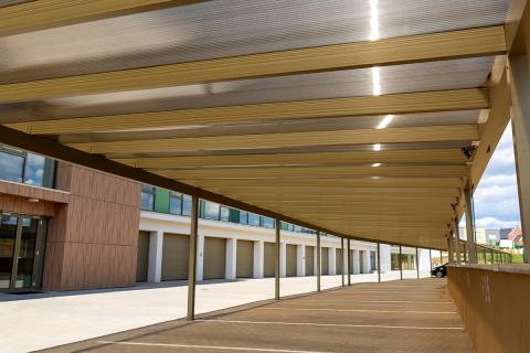 Fedett parkolo irodai parkolo szololiget lakopark fedett beallo aluminium szerkezet polikarbonat fedes deluxe building 10