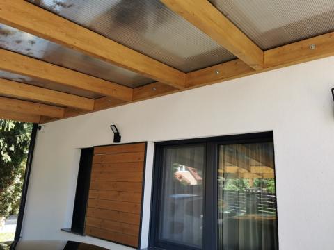 Lazúr festésű, ragasztott fa kocsibeálló, polikarbonát fedéssel 07