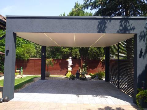 Modern kocsibeálló ragasztott fa szerkezettel, trapéz lemez fedéssel és vakolt dobozolással 02