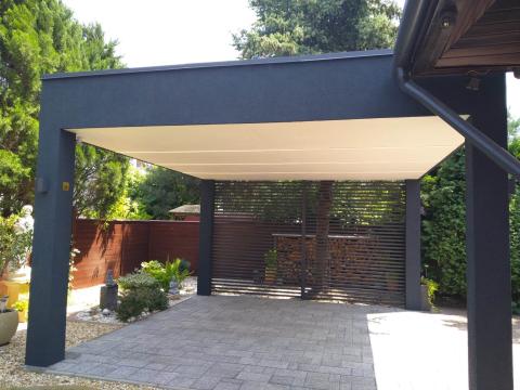 Modern kocsibeálló ragasztott fa szerkezettel, trapéz lemez fedéssel és vakolt dobozolással és lécezés oldalzárással 06