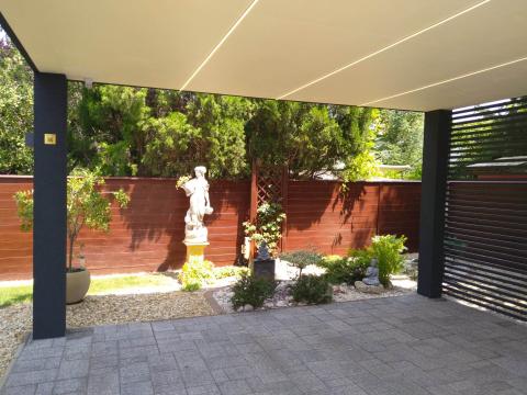 Modern kocsibeálló ragasztott fa szerkezettel, trapéz lemez fedéssel és vakolt dobozolással 07