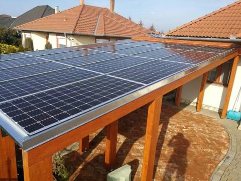 Napelemes autobeallo ragasztott fa szerkezettel 01