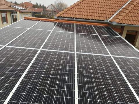 Napelemes autobeallo ragasztott fa szerkezettel 04