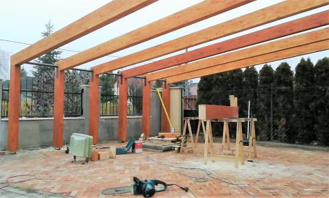 Napelemes autobeallo ragasztott fa szerkezettel 10