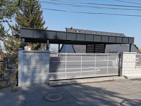 Trapézlemezzel fedett kocsibeálló