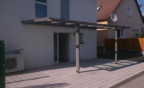 Kocsibeálló üveg tetővel