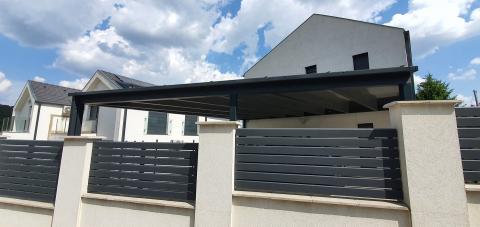 Antracit színű kocsibeálló füst színű polikarbonát fedéssel 03