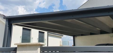 Antracit színű kocsibeálló füst színű polikarbonát fedéssel 04