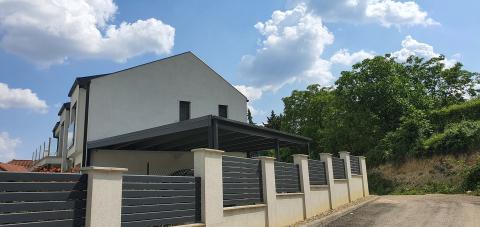 Antracit színű kocsibeálló füst színű polikarbonát fedéssel 05