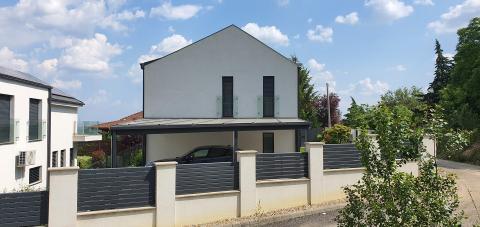 Antracit színű kocsibeálló füst színű polikarbonát fedéssel 06