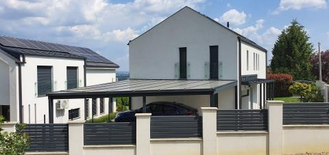 Antracit színű kocsibeálló füst színű polikarbonát fedéssel 07