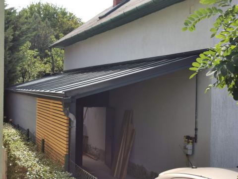 Ragasztott fa szerkezetű korcolt lemez fedésű zárt garázs 01