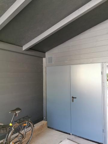 Ragasztott fa szerkezetű korcolt lemez fedésű zárt garázs 07