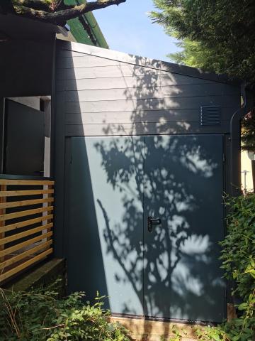 Ragasztott fa szerkezetű korcolt lemez fedésű zárt garázs 08