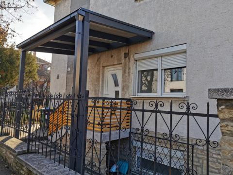 Ragasztott fa szerkezetű, polikabonát fedesű előtető 01