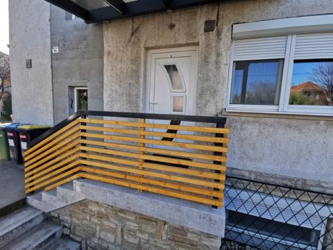 Ragasztott fa szerkezetű, polikabonát fedesű előtető 02