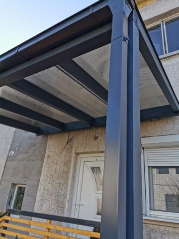 Ragasztott fa szerkezetű, polikabonát fedesű előtető 03