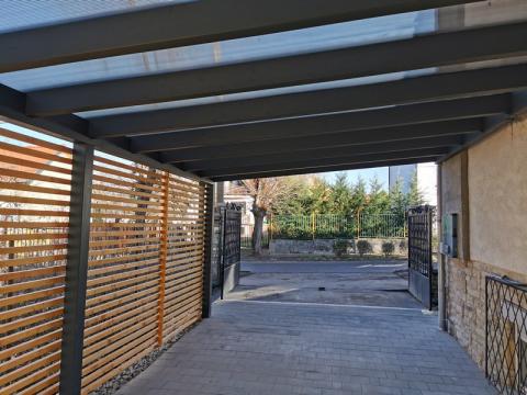 Ragasztott fa szerkezetű, polikabonát fedesű kocsibeálló 03