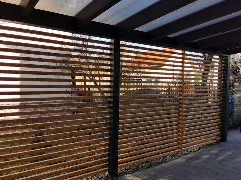 Ragasztott fa szerkezetű, polikabonát fedesű kocsibeálló 04