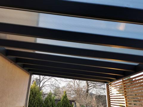 Ragasztott fa szerkezetű, polikabonát fedesű kocsibeálló 05