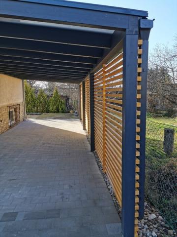 Ragasztott fa szerkezetű, polikabonát fedesű kocsibeálló 06